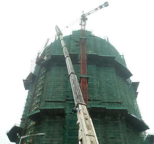兴县吊车在工地上作业